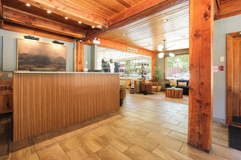 Public Area 2, Bayshore Inn Resort & Spa, Division No. 3
