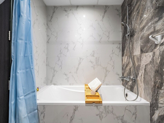 Bathroom, Charming Studio Escape With City View, Dubai
