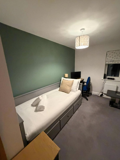 Exterior 2, Reading Retreat 1 Bed With Private Parking, Wokingham