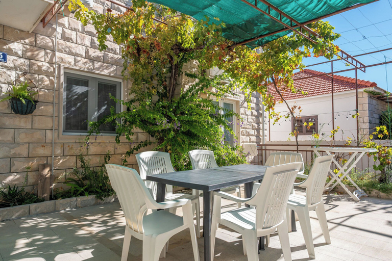 Outdoor dining 2, Apartments Sova, Postira
