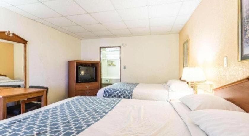 Bedroom 3, Rodeway Inn Sardis, Panola