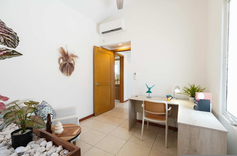 Room 3, Sleeps 10 Views Beach 1 Block, Compostela