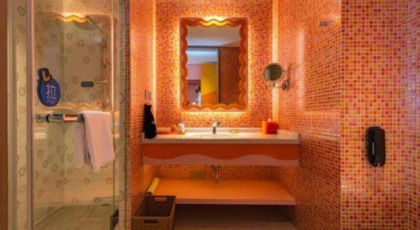 Bathroom 4, Dolphin Bay Hotel, Kunming