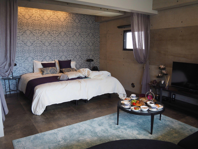 Bedroom 3, La luna, Yomitan