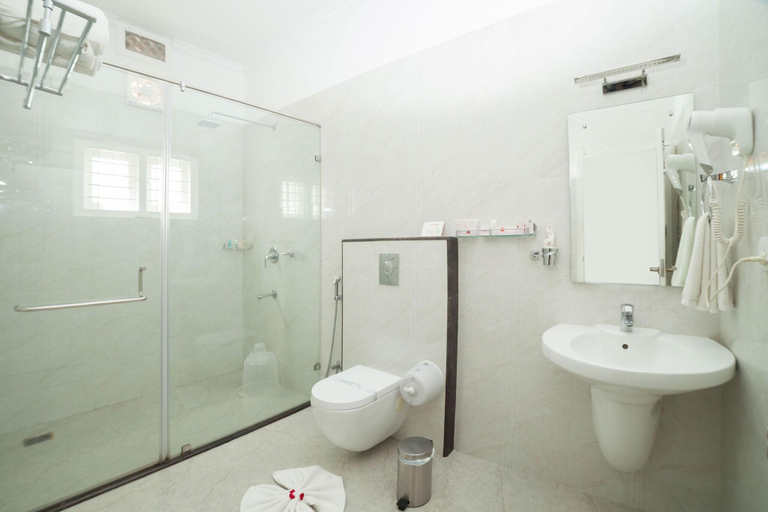 Bathroom 5, The Fog Resort Munnar, Idukki