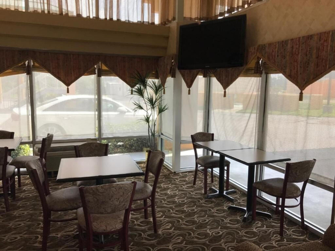 Food & Drinks, FairBridge Inn Express, Adams