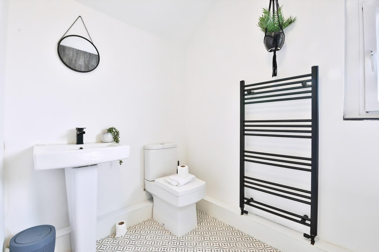 Bathroom 2, Cosy 3-bedroom House Near Caerphilly Castle, Caerphilly