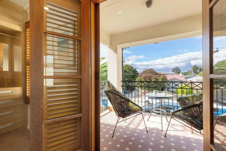 Outdoor dining, Beach & Bay - Modern Family Stay Glenelg North, Adelaide