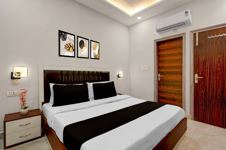 Room 5, Classic Hotel Kamboj, Sahibzada Ajit Singh Nagar