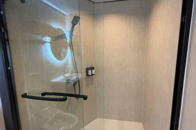 Bathroom 4, Chuanying Fashion Hotel, Shanghai