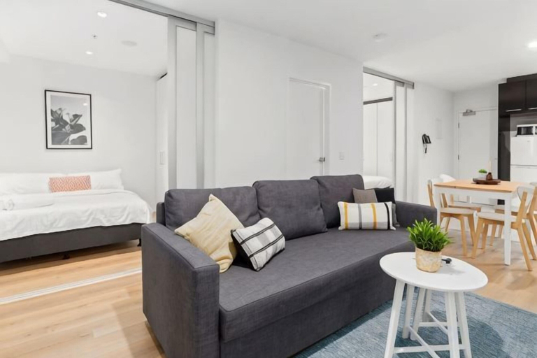 4, Charming 2BR Apartment with Free Parking, Melbourne