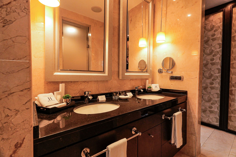 Bathroom 3, Hotel Hesperia de Valencia, Valencia