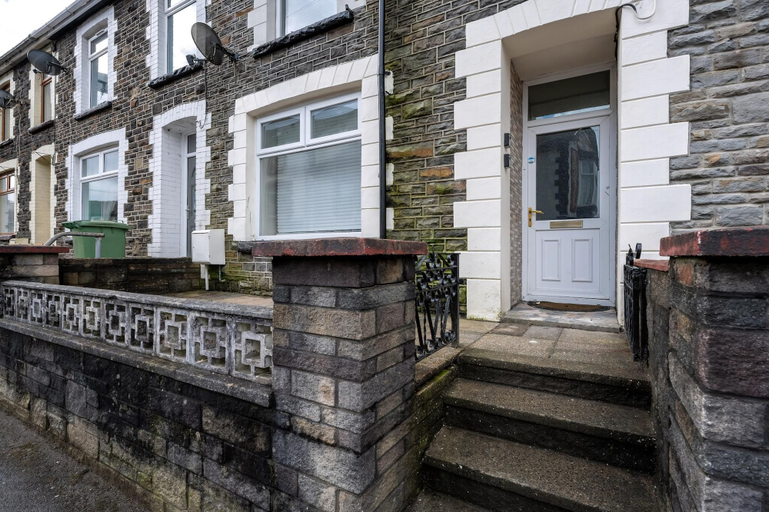 Exterior 4, Comfortable 4-bed Home With Free Parking Wales, Rhondda, Cynon, Taff