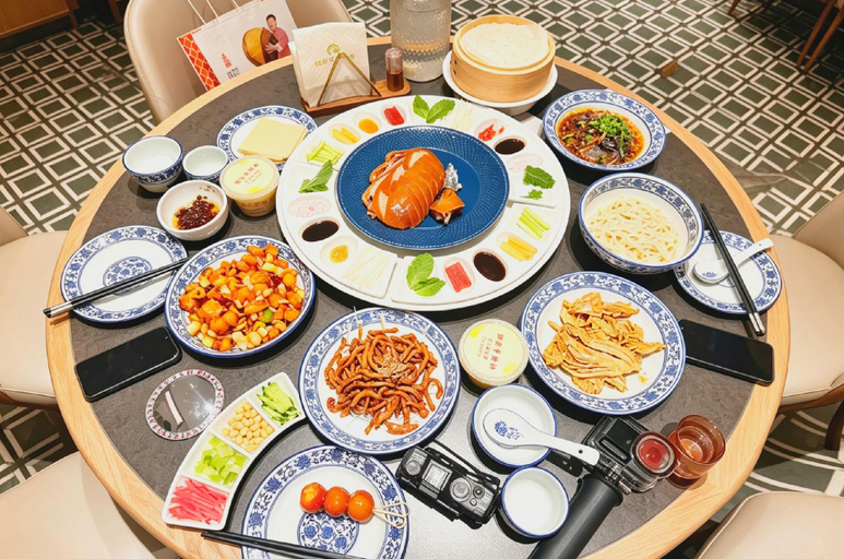 Food & Drinks 5, 7 Days Premium Beijing Gulou Houhai Branch, Beijing