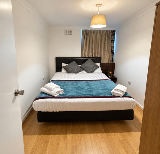 Room 2, Regents Park 4-bed House, Sleeps 8, London