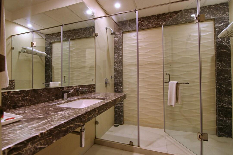 Bathroom, Sapna Clarks Inn, Lucknow