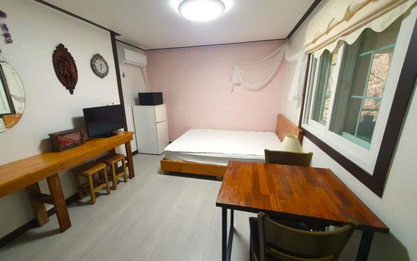 Bedroom 2, Yangpyeong Arajin Pension, Yangpyeong