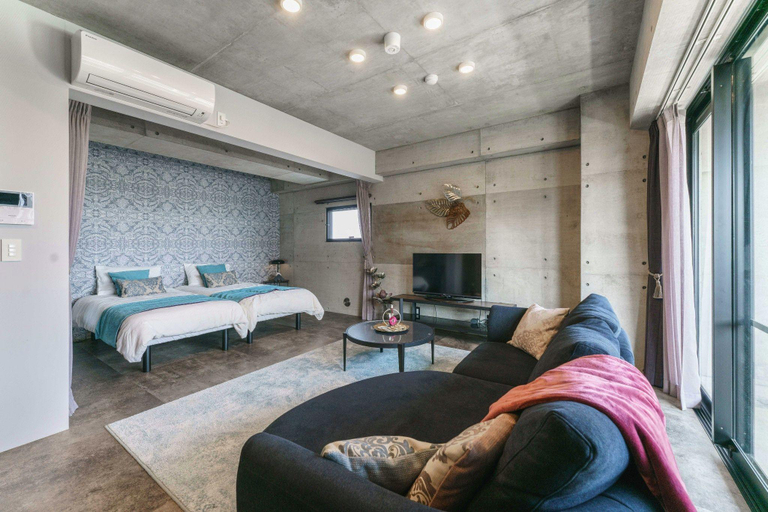 Bedroom 2, La luna, Yomitan