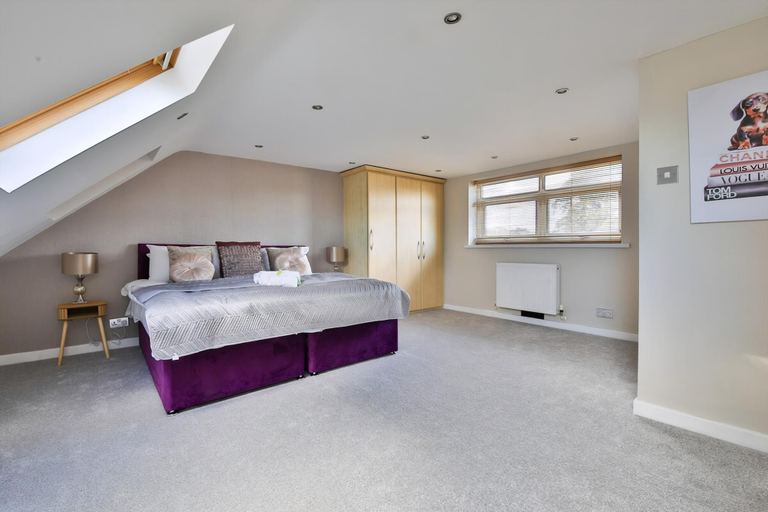 Room 5, Spacious Three-bedroom Home With Pool Table, Cardiff