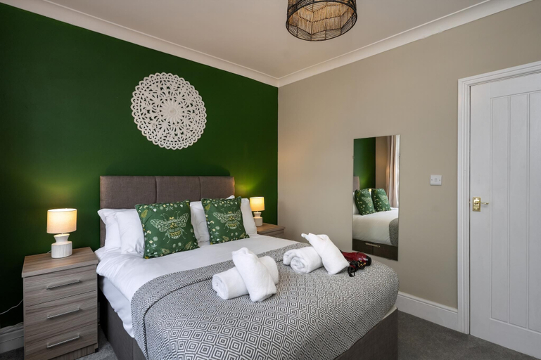 Room 5, Comfortable 4-bed Home With Free Parking Wales, Rhondda, Cynon, Taff