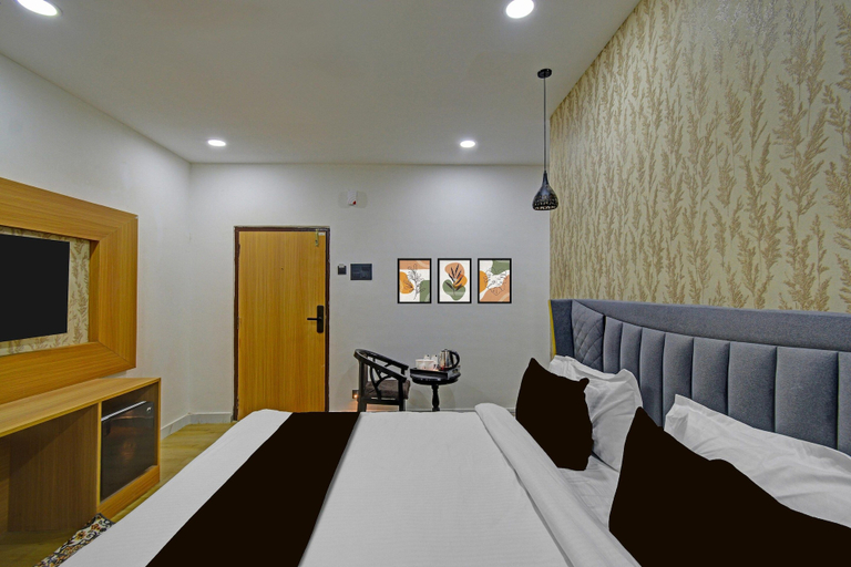 Room 2, Super Townhouse OAK Banjara Hills, Hyderabad