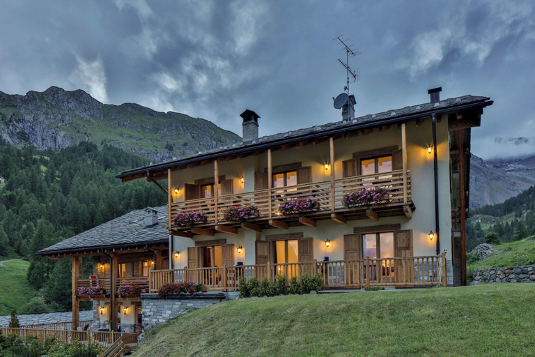 Exterior & Views