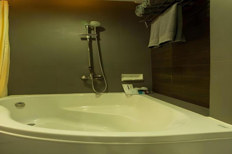 Bathroom, The Loft Seaside Sriracha Hotel, Si Racha