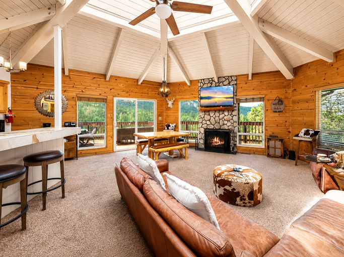 Living area 4, Lazy Bear Lookout, San Bernardino
