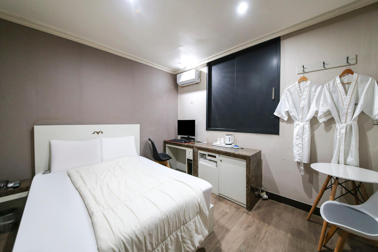 Bedroom 4, Donghae DQ, Donghae