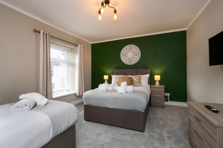 Room 2, Comfortable 4-bed Home With Free Parking Wales, Rhondda, Cynon, Taff