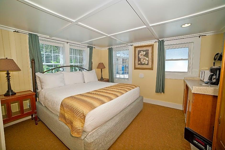 Room 3, The Georgianne Inn Suites, Chatham