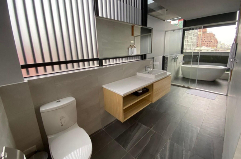 Bathroom 5, BeerHotel, Tainan