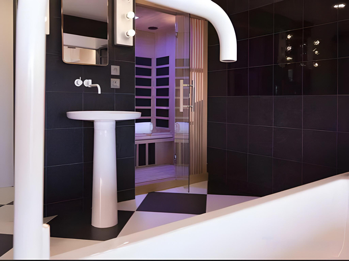 Bathroom 4, Terrass'', Paris