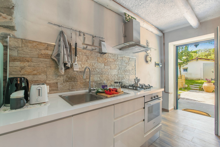 Private kitchen 3, Dimora Della Rocca Private Garden, Wifi, BBQ & Parking, Varese