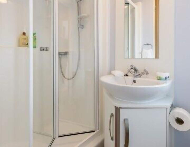 Bathroom, Sandaway Beach Holiday Park, Devon