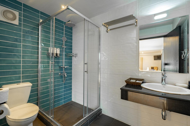 Bathroom 3, Two Chefs Inn Guesthouse, Phuket Island