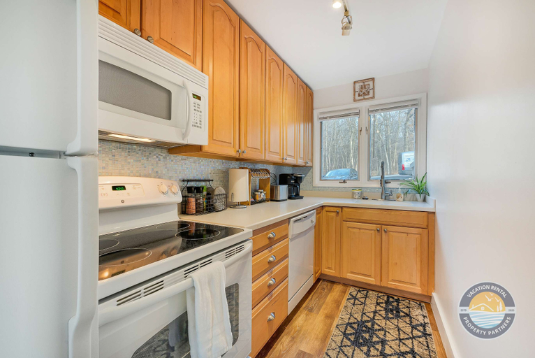 Interior 3, Lake Geneva Condo With Pool, Fireplace & Parking, Walworth