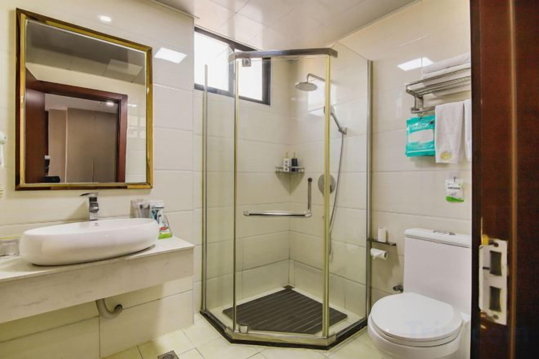 Bathroom 5, The Wall Street Holiday Hotel, Yichun