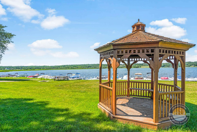 Interior 5, Lake Geneva Condo With Pool, Fireplace & Parking, Walworth