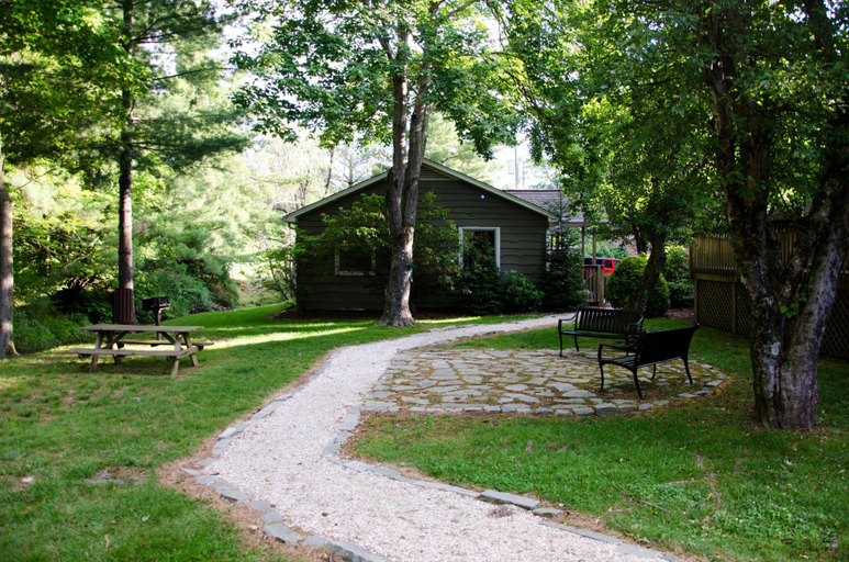 Exterior & Views, The Village Inn, Watauga