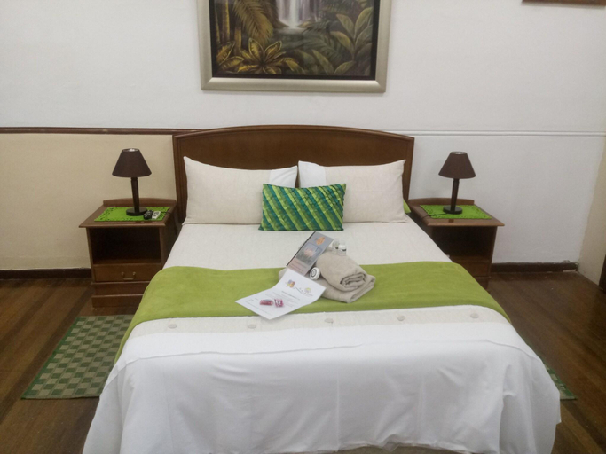 Bedroom, Oasis Country Lodge, West Coast