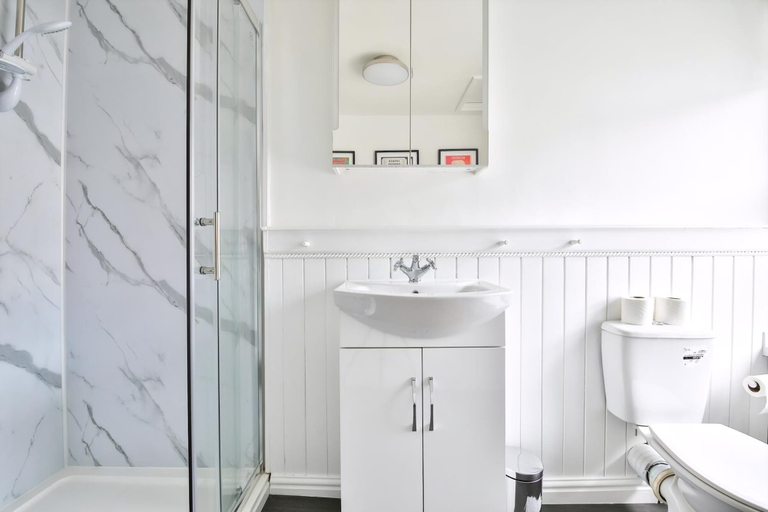 Bathroom 4, Stunning 2 Bedroom Cardiff Bay House, Cardiff