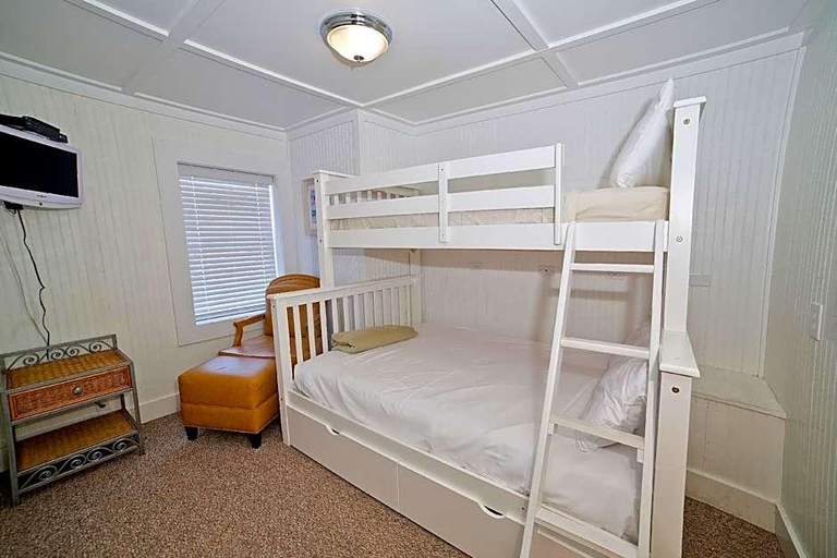 Room 5, The Georgianne Inn Suites, Chatham