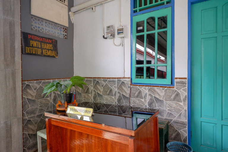 Public Area, Formerly RedDoorz Syariah near POLTRAN Tegal, Tegal