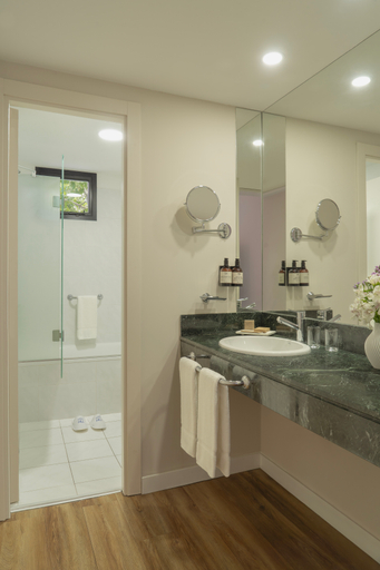 Bathroom 5, NH Cordillera Hotel, Capital