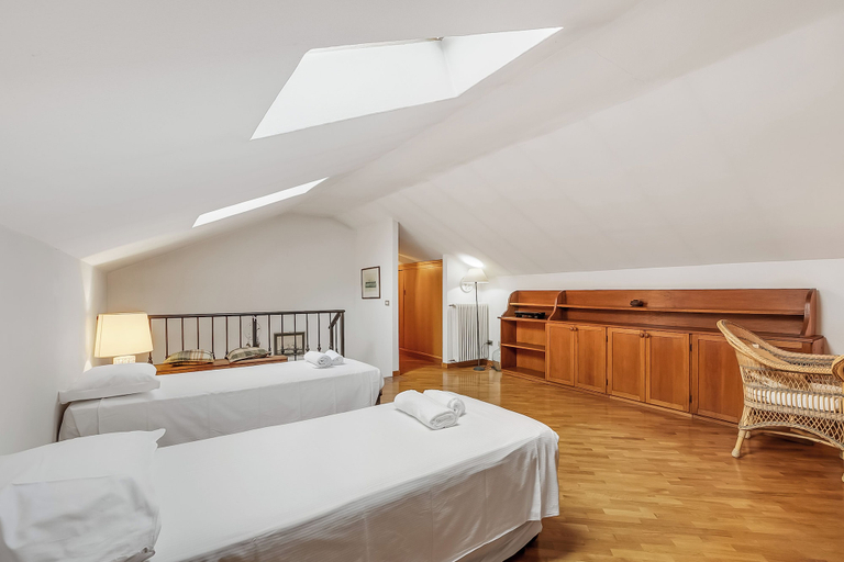 Room 2, Apt. Annamaria: Family-friendly 2BR Central Base for Trips, Varese