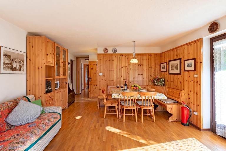 Dining 3, Family Apartment Steps From Ski Lifts, Aosta