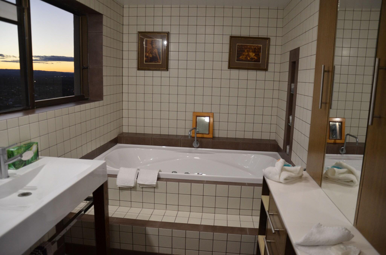 Bathroom, Burleigh Esplanade Beachfront Apartments, Gold Coast