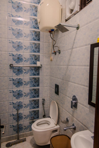 Bathroom, Peepal Tree Residency, Delhi