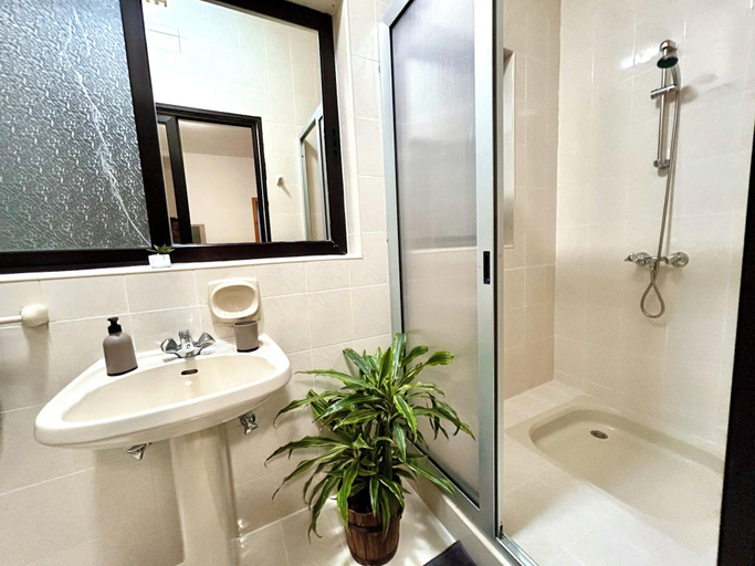 Bathroom 4, Arzella Apartments
